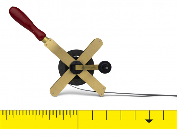 Weiss Messband aus Glasfaser auf Messing-Kreuzrahmen - 16 mm